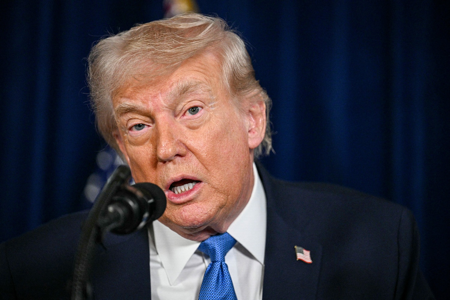 トランプ大統領がベネズエラ攻撃について発表する様子